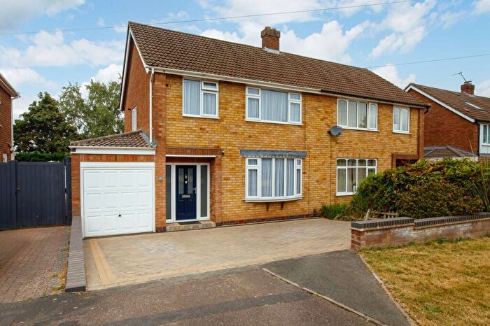 3 Bedroom Semi-Detached House For Sale In Beaufort Avenue, Leamington Spa, CV32