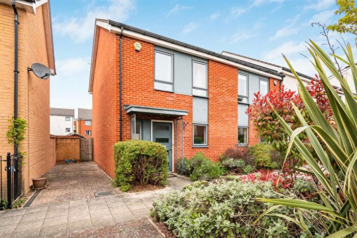3 Bedroom End Of Terrace House For Sale In Puffin Way, Reading, RG2