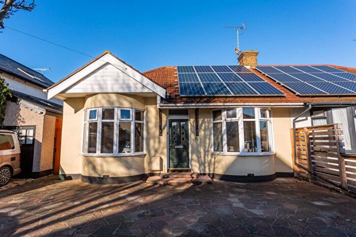 3 Bedroom Semi-Detached Bungalow For Sale In Rylands Road, Southend-On-Sea, SS2