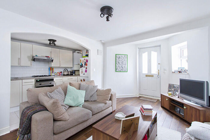 1 Bedroom Ground Maisonette To Rent In Sandrock Road, Lewisham, SE13
