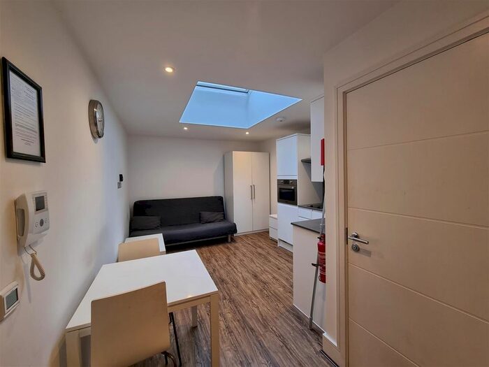 Studio To Rent In Willoughby Road, Turnpike Lane, London N8