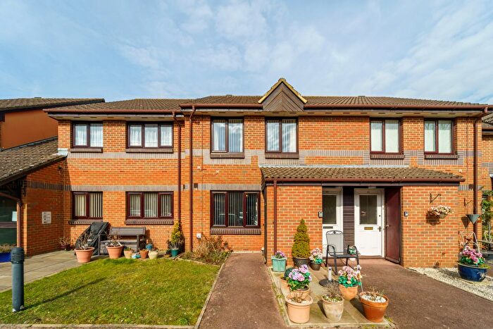 1 Bedroom Flat For Sale In Berryscroft Road, Staines-Upon-Thames, TW18