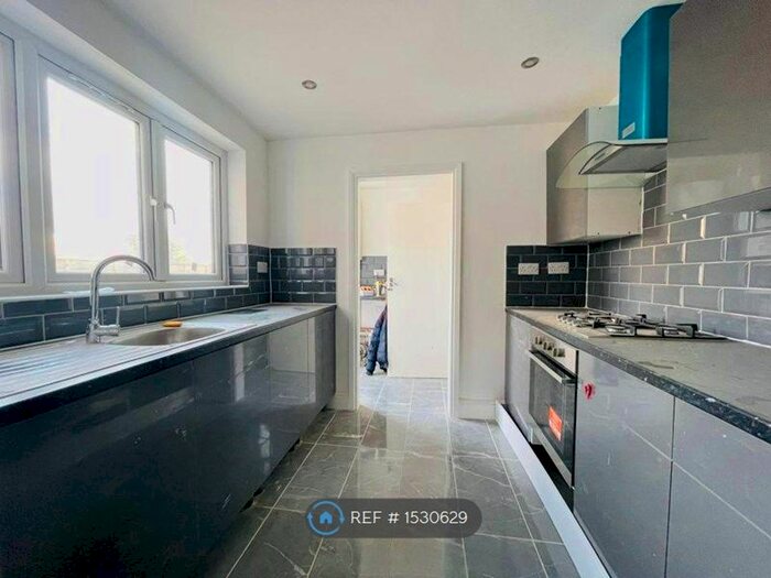 3 Bedroom Terraced House To Rent In Swabey Road, Slough, SL3