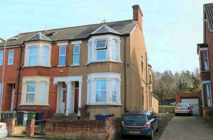 2 Bedroom Flat To Rent In Roberts Road, High Wycombe, HP13