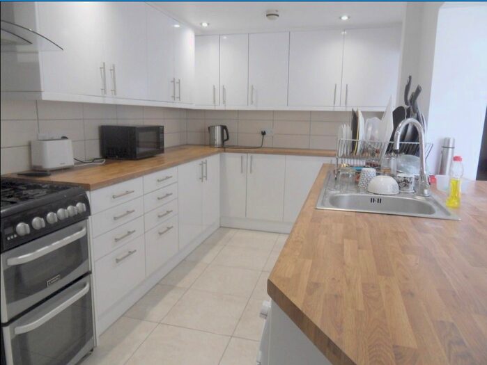 5 Bedroom Terraced House To Rent In De Beauvoir Road, Reading, RG1