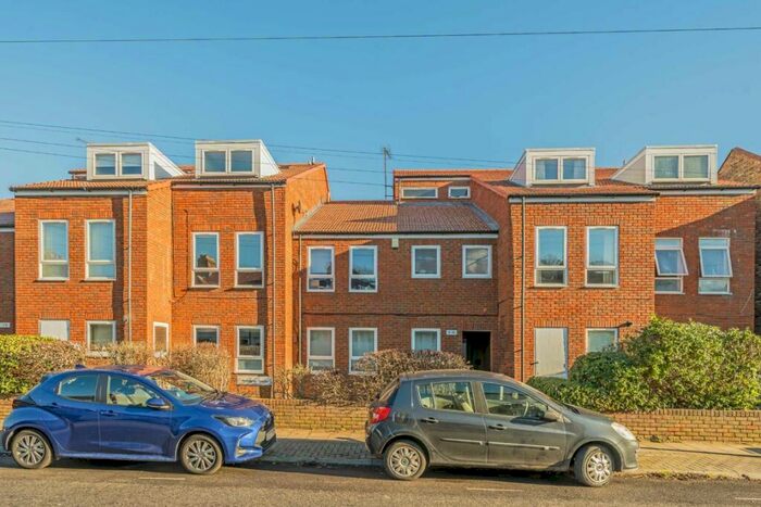 2 Bedroom Flat To Rent In South Lane, Kingston, KT3