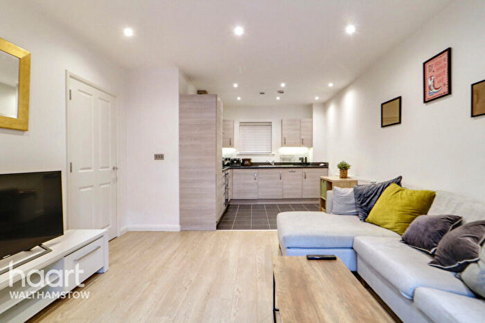 1 Bedroom Apartment For Sale In Thornbury Way, London, E17