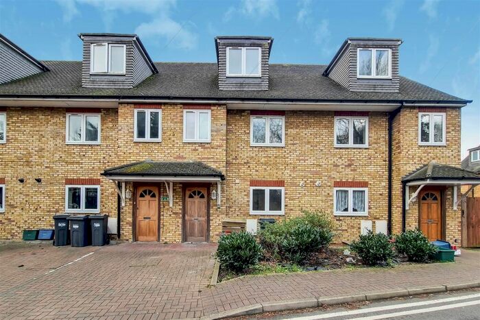 5 Bedroom Town House To Rent In Kavan Gardens, Cranford, Hounslow, TW5