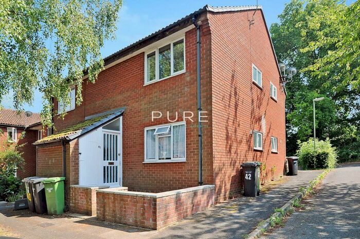 1 Bedroom Maisonette To Rent In * Small Pets Considered * Thames Close, Southampton, SO18