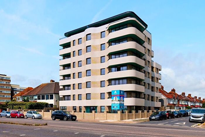 3 Bedroom Flat To Rent In Kingsway, Hove, BN3