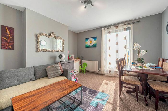 1 Bedroom Flat To Rent In Green Lanes, Palmers Green, London, N13