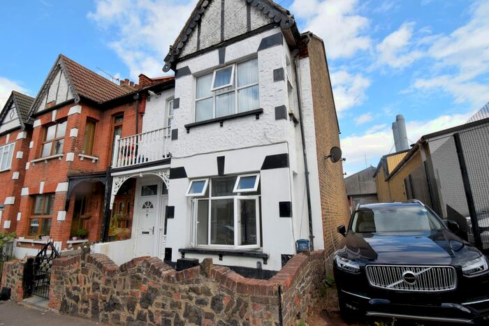 2 Bedroom Flat To Rent In Glenwood Avenue, Westcliff-On-Sea, SS0