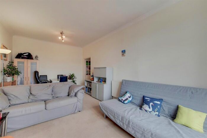 2 Bedroom Flat To Rent In Parkview Court, Fulham High Street, SW6