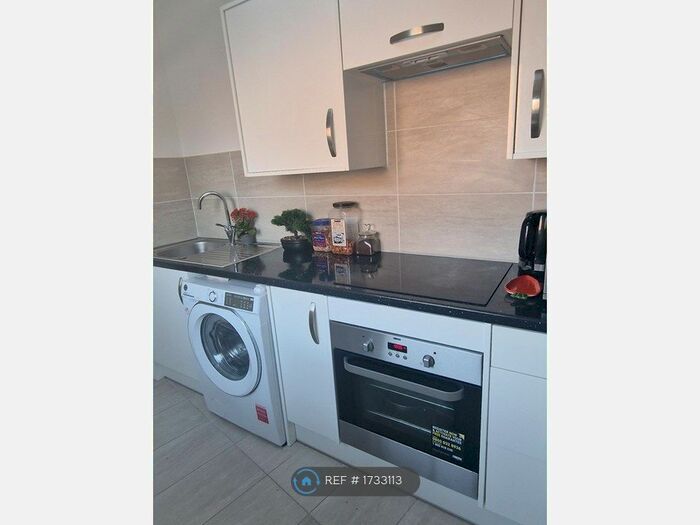 Studio To Rent In Grangewood Avenue, Rainham, RM13