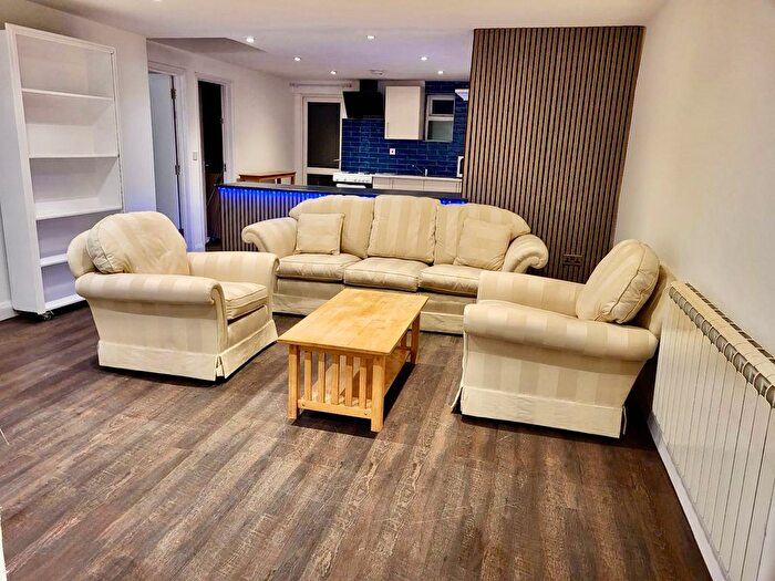 4 Bedroom Detached Bungalow To Rent In High Road, London, N12