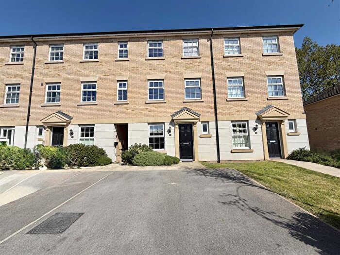 4 Bedroom Town House For Sale In Conisbrough Grove, Garforth, Leeds, LS25