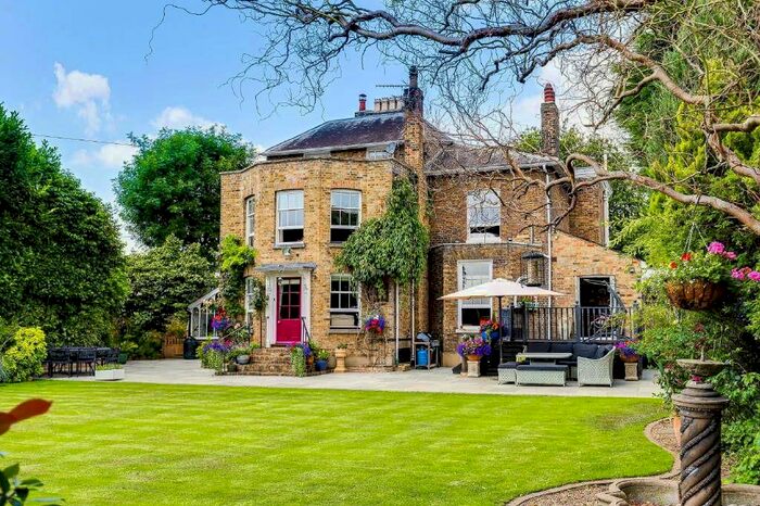 5 Bedroom Detached House To Rent In High Road, Broxbourne, Hertfordshire, EN10