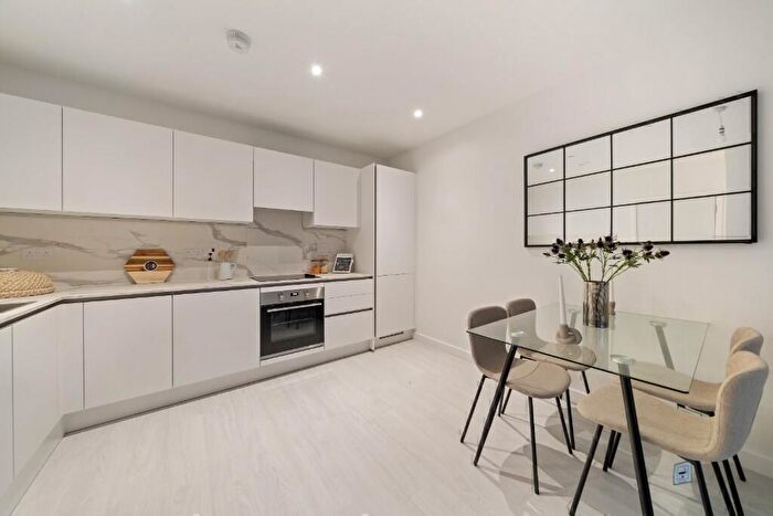 2 Bedroom Flat To Rent In Arusha Court, Farine Avenue, Hayes, UB3