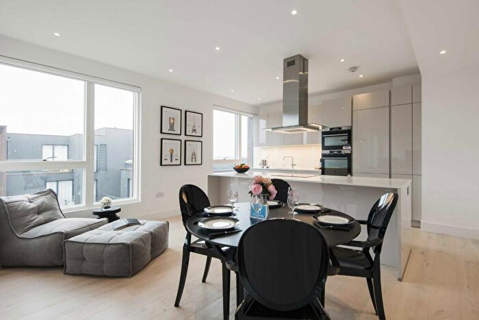 3 Bedroom Flat To Rent In Rochester Place, Kentish Town, NW1