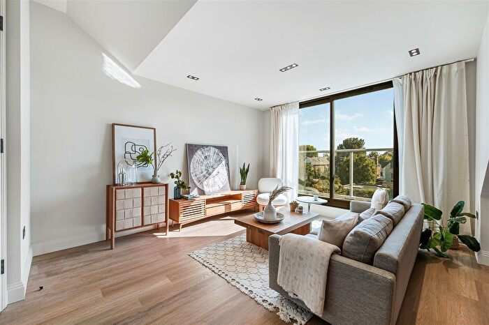 2 Bedroom Flat For Sale In Creswick Road, Acton, W3