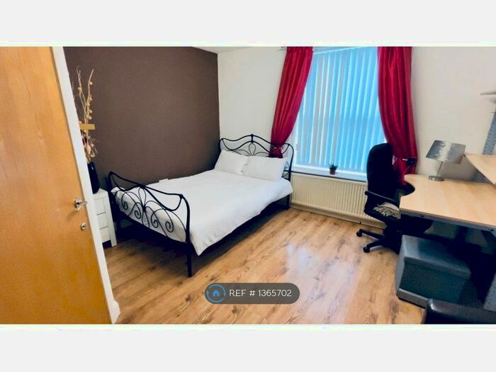 1 Bedroom Flat To Rent In Manchester Road, Huddersfield, HD4