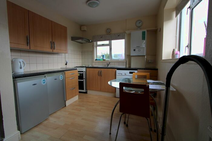2 Bedroom Flat To Rent In Wayside, London, SW14