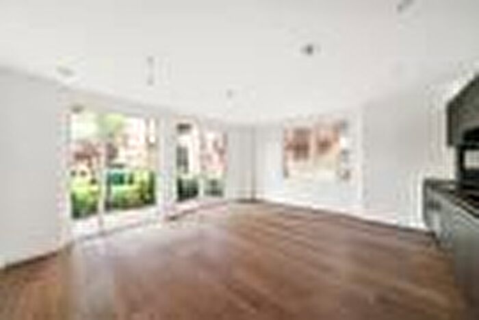 2 Bedroom Flat To Rent In Royal Gateway, London, Acton, W3