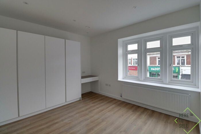2 Bedroom Flat To Rent In Green Lanes, London, N13