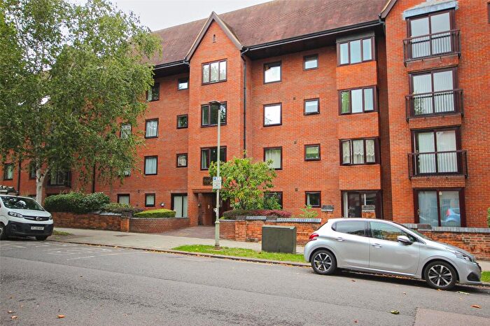2 Bedroom Apartment For Sale In Warwick Avenue, Bedford, Bedfordshire, MK40