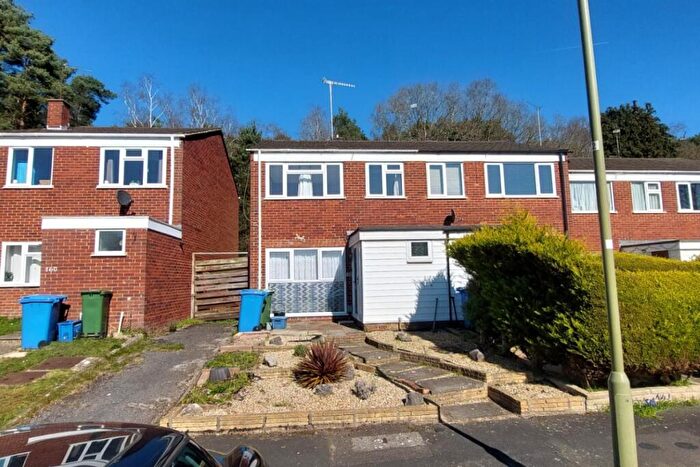 3 Bedroom End Of Terrace House For Sale In Pinewood Park, Farnborough, GU14