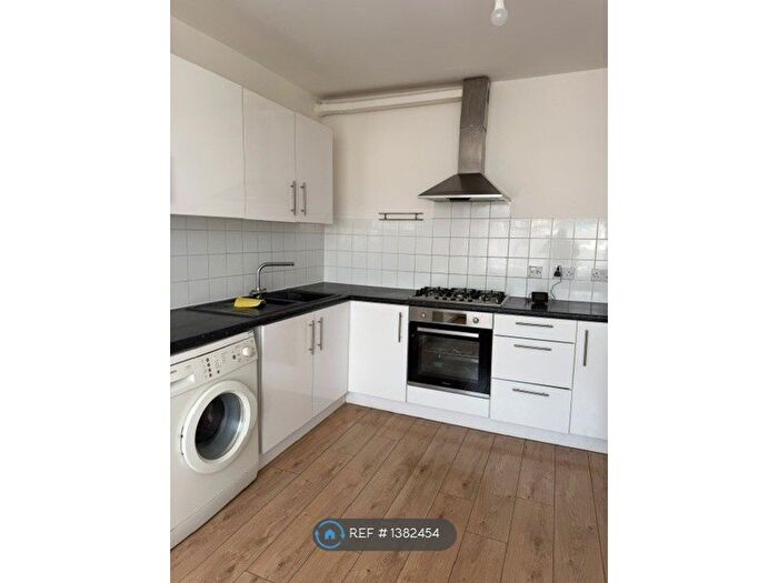 3 Bedroom Flat To Rent In Eastern Avenue, Ilford, IG2