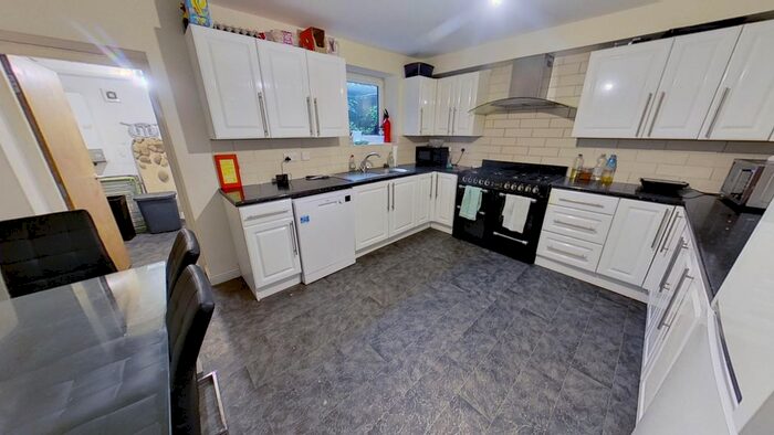 5 Bedroom Terraced House To Rent In Queens Road, Hyde Park, Leeds, LS6
