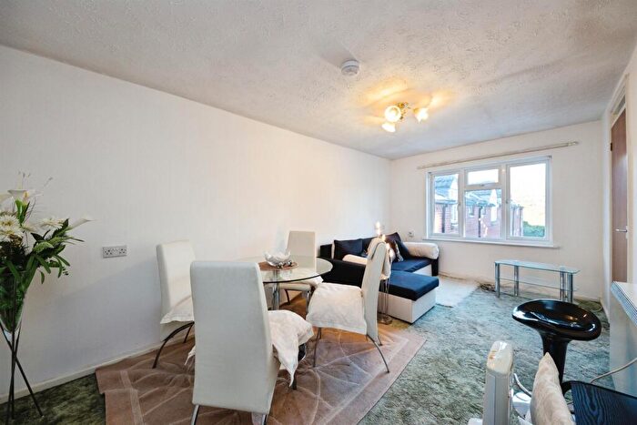 2 Bedroom Flat For Sale In Pembroke Way, Birmingham, B28