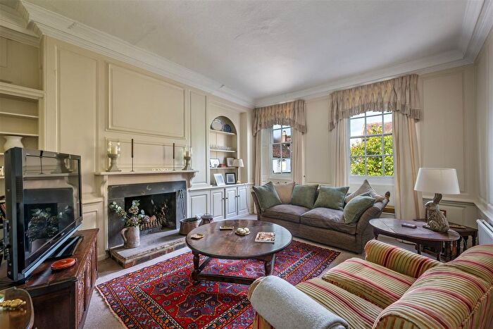 2 Bedroom Maisonette To Rent In Edinburgh Square, Midhurst, GU29