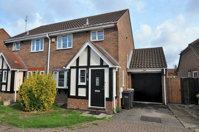 3 Bedroom Semi-Detached House To Rent In Denham Vale, Rayleigh, Essex, SS6