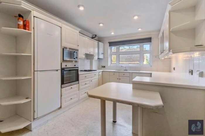 4 Bedroom Property To Rent In Southway, London, N20