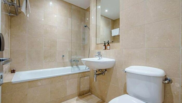2 Bedroom Apartment To Rent In Westferry Circus, London, E14