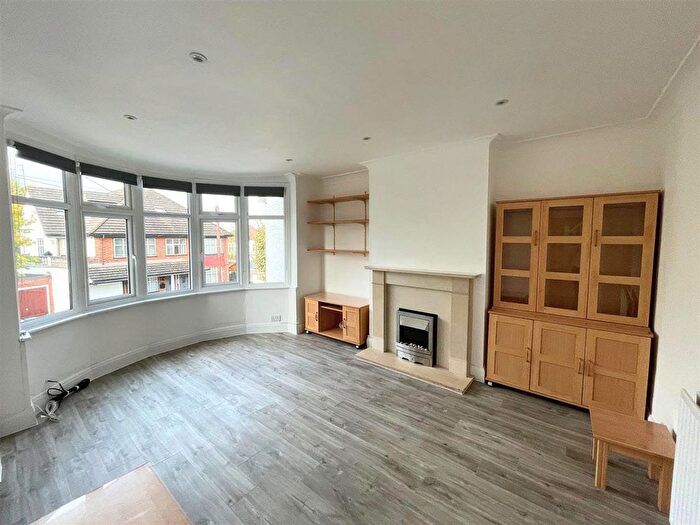3 Bedroom Flat To Rent In Hutton Grove, London, N12