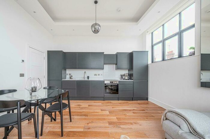 2 Bedroom Flat To Rent In High Road, North Finchley, London, N12