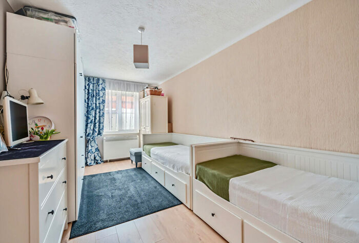 1 Bedroom Apartment For Sale In Kingston Gardens, Beddington, CR0