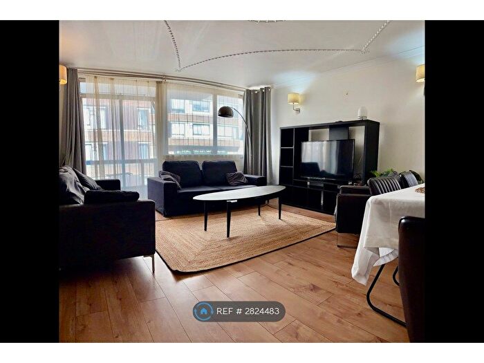 2 Bedroom Flat To Rent In The Quadrangle, London, W2