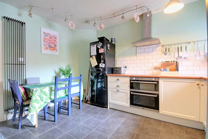 2 Bedroom Flat For Sale In Old Woking Road, West Byfleet, Surrey, KT14