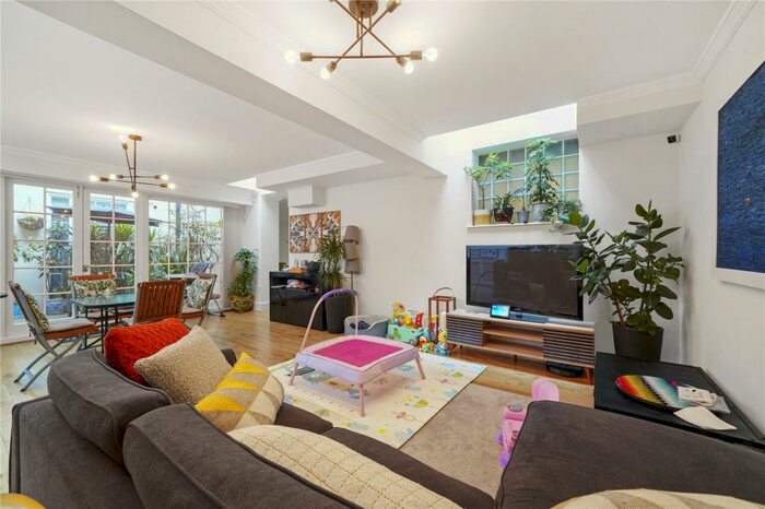 3 Bedroom Flat To Rent In Dorset Square, Marylebone, London, NW1