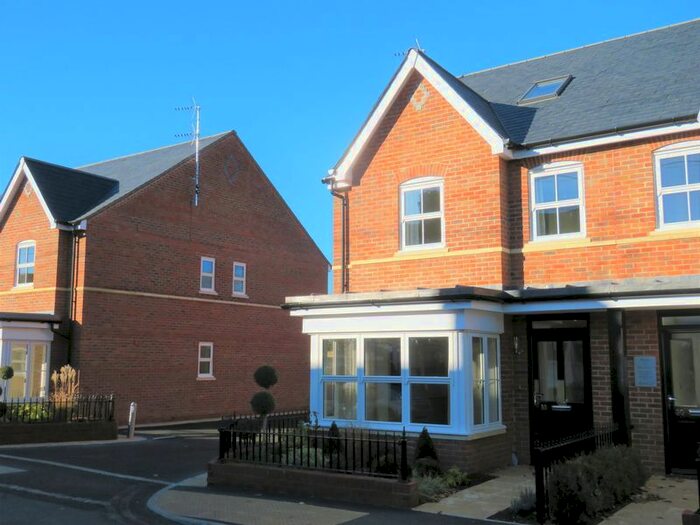 3 Bedroom End Of Terrace House To Rent In Station Road, Marlow, SL7