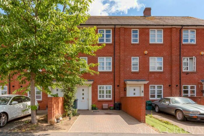 4 Bedroom Town House To Rent In Brickfield Road, Croydon, CR4