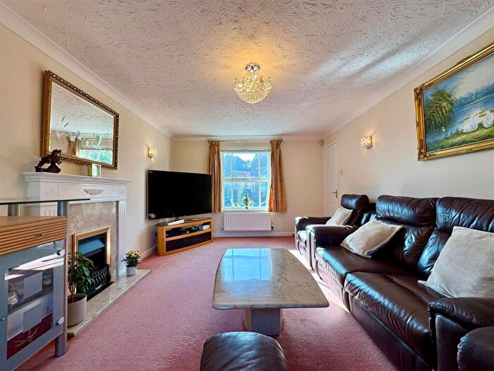 4 Bedroom Detached House For Sale In Sycamore Close, Sutton Coldfield, B76