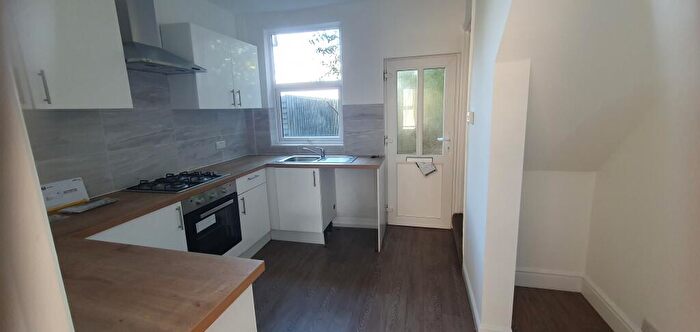 Terraced House To Rent In Woodview Road, Sheffield, S6