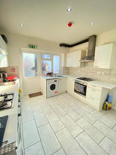 Studio To Rent In Cambridge Close, Hounslow TW4