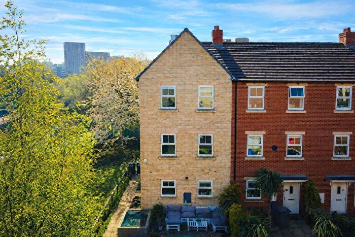 3 Bedroom End Terrace House For Sale In Holts Crest Way, Armley, LS12