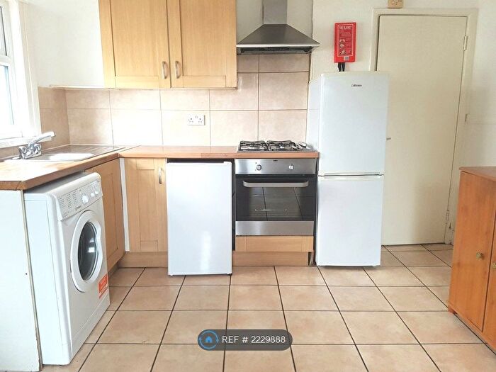 3 Bedroom Flat To Rent In Frobisher Road, London, N8